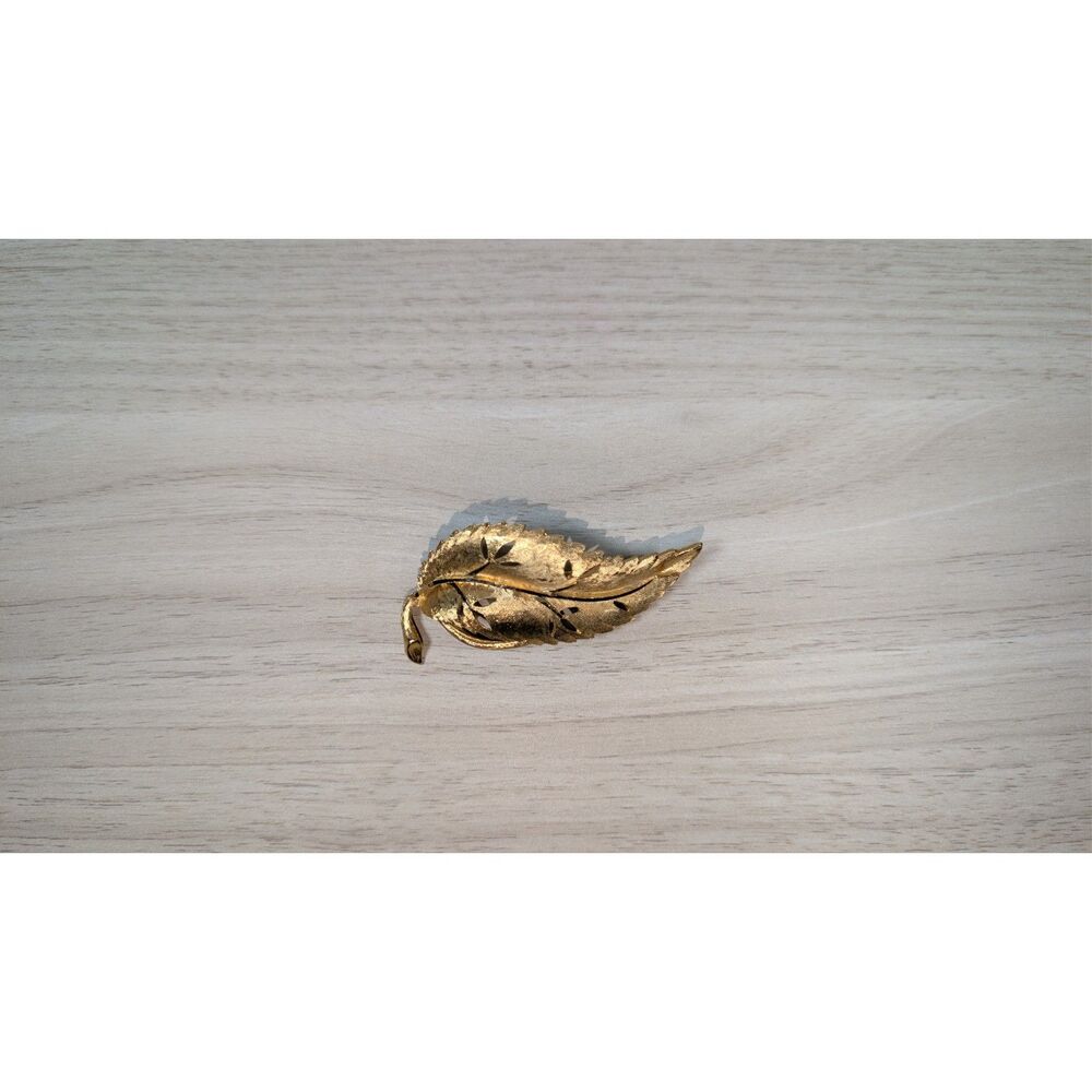 Vintage BSK Gold Tone Leaf Brooch Pin Textured Openwork Botanical Jewelry
